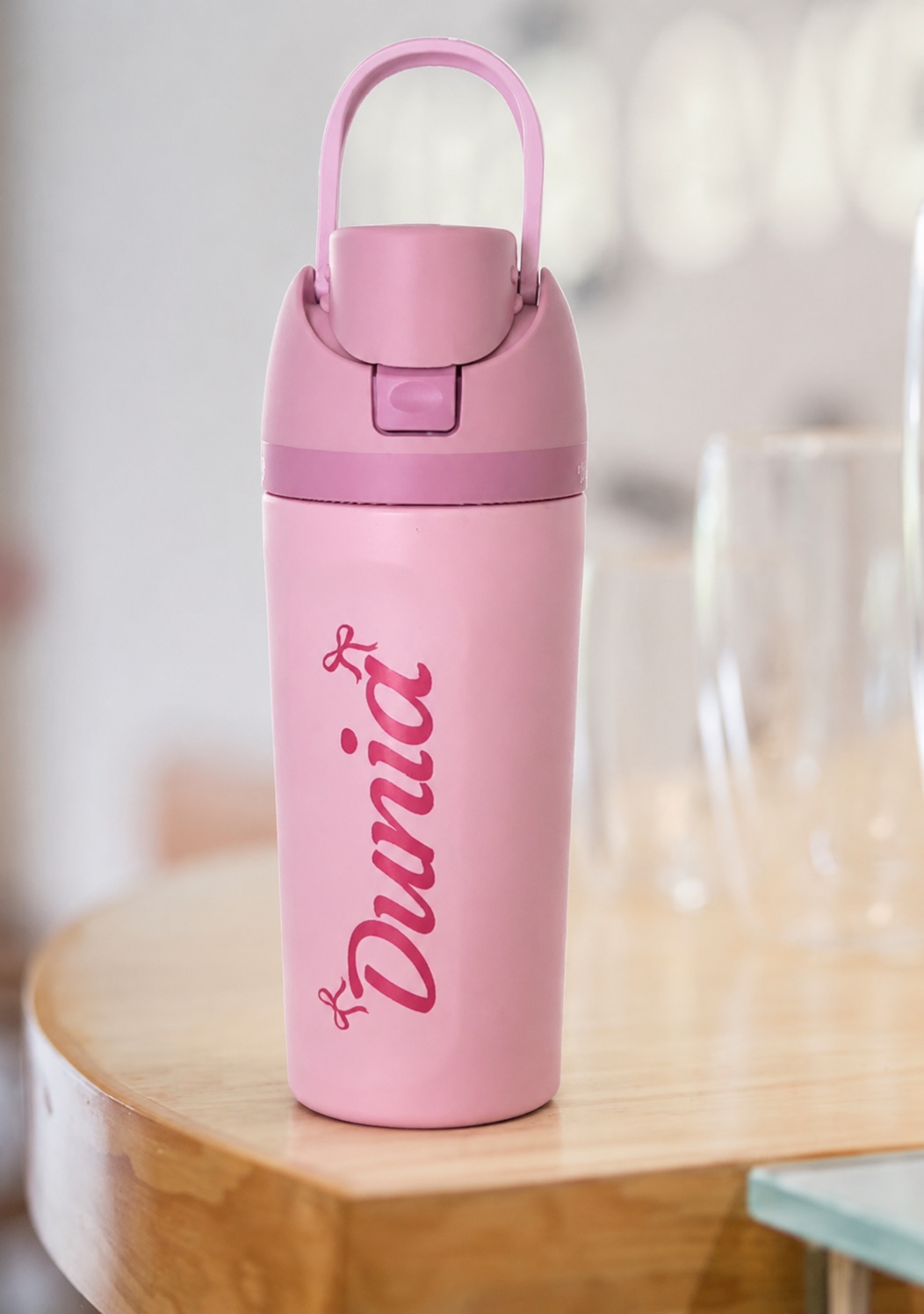 Tumbler rosado rotulado con nombre personalizado